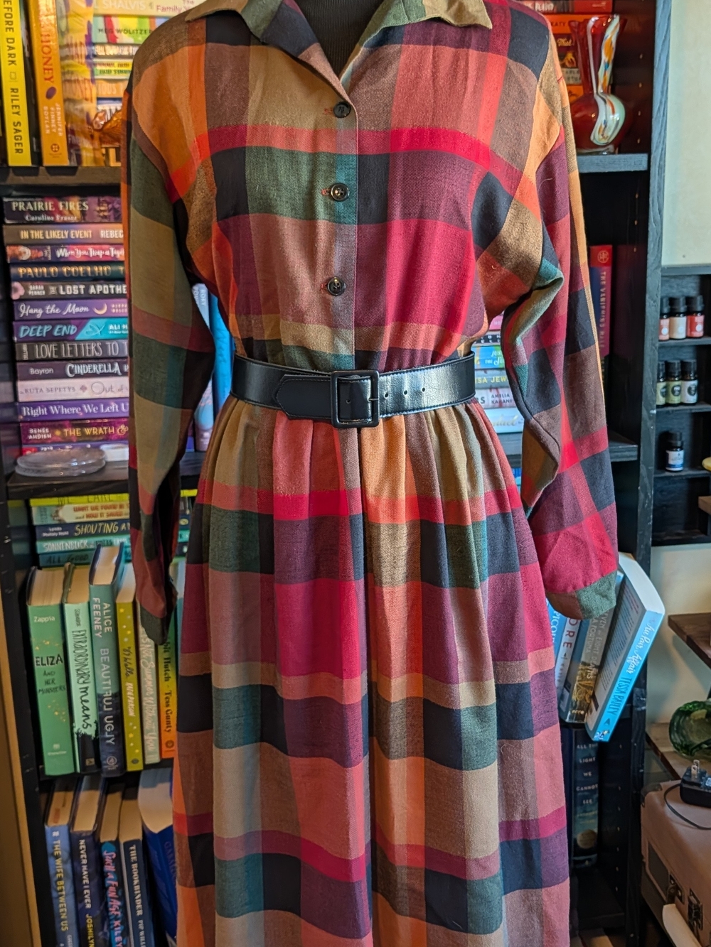 The Vintage J Ellis Plaid Belted Long Sleeved Dress in size 6 is a stylish and c